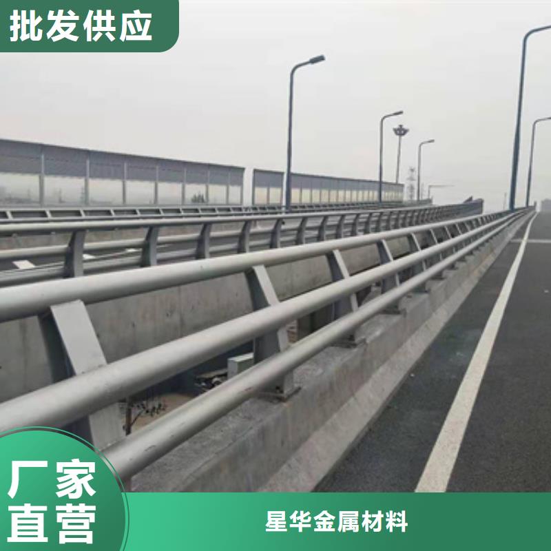 道路防撞护栏来厂考察颜色多样