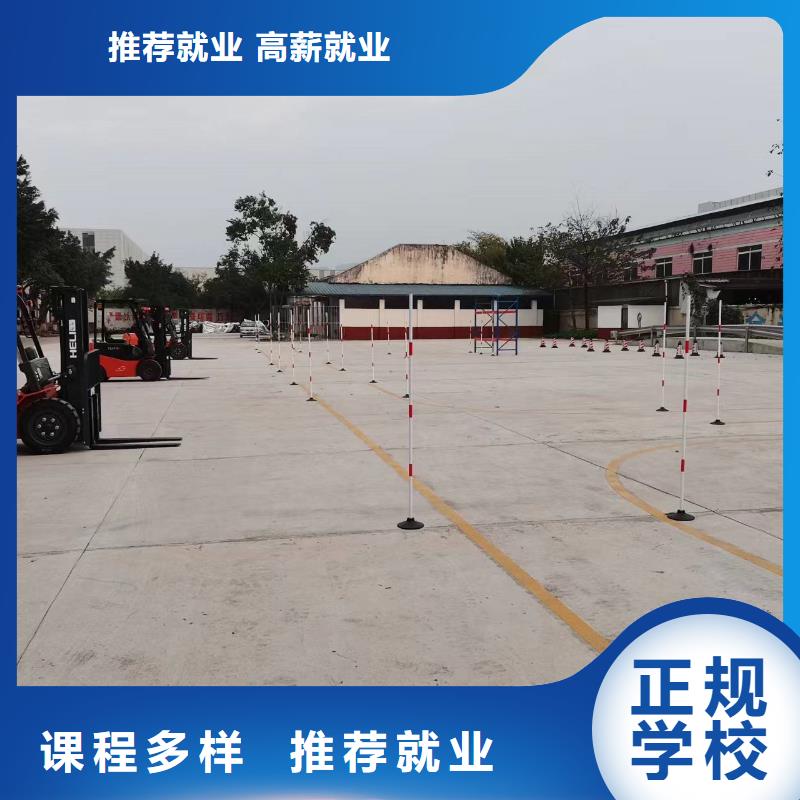 挖掘机学校包吃住吗专业齐全