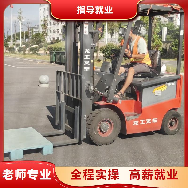 挖掘机学校包吃住吗专业齐全