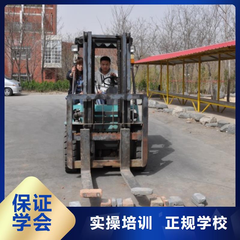 挖掘机学校包吃住吗专业齐全