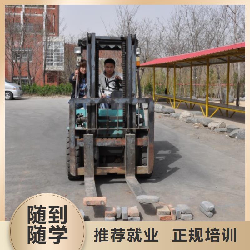 挖掘机学校包吃住吗专业齐全