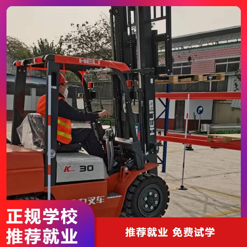 挖掘机学校包吃住吗专业齐全