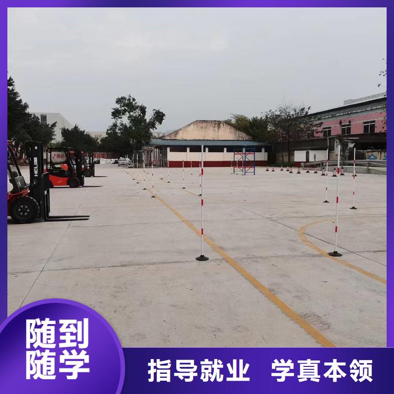 挖掘机学校包吃住吗专业齐全