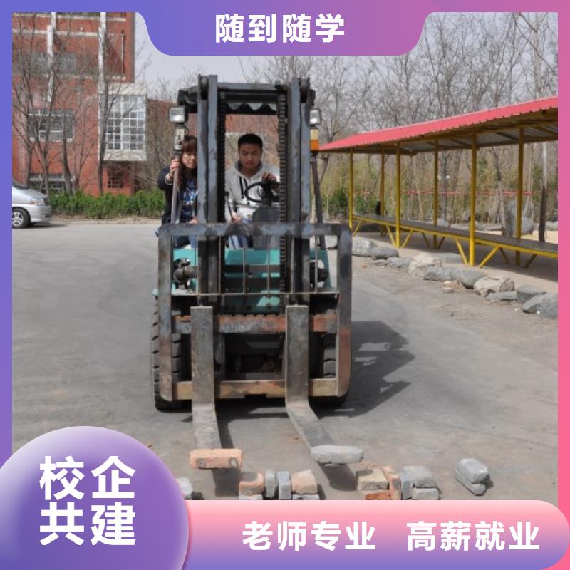 挖掘机学校包吃住吗专业齐全