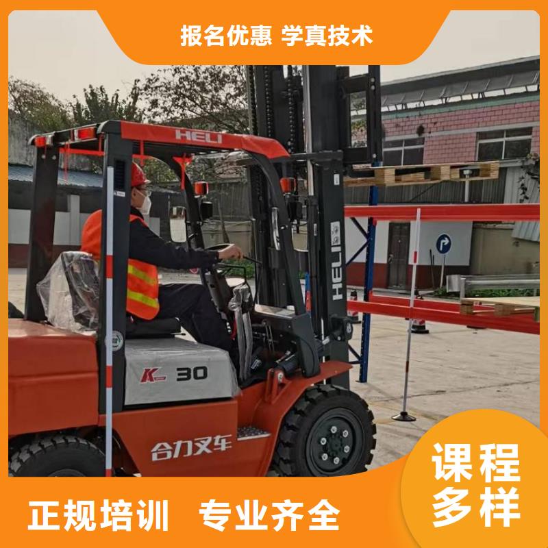 挖掘机学校包吃住吗专业齐全